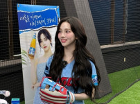 부산 사직구장에서 눈부신 에스파 카리나, '넘사벽' 여신의 자태 기사의 썸네일