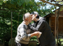 '가브리엘' 덱스, 조지아의 아빠에게 마사지를 하는 동안 플러터링...애교 폭발 기사의 썸네일