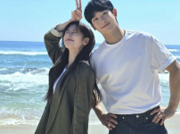 '열애설이 떠나네' 정해인·정소민, 바닷가에서 달콤한 투샷 완성 기사의 썸네일