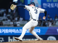 "투구 수 100개를 넘어서도 변함없는 집중력" NC 라일리, 코치의 격려 한마디에 활기를 띤 10탈삼진 투… 기사의 썸네일