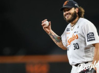 폰세, KBO 역사상 외국인 선수 최초의 '4관왕' 등극 노려! SSG, 홈 최종전에서 베스트 라인업으로 '… 기사의 썸네일