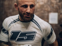 "심판 개입 논란 속에 볼카노프스키가 입을 열다" - UFC 시릴 가네의 경기 중 반칙 문제로 MMA계가 시… 기사의 썸네일