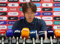 홍명보 감독, 사상 최악의 성적표 이후 자진 사임 결정 기사의 썸네일