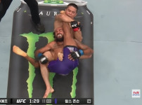 UFC 역사상 네 번째로 '슬로에프 스트레치' 승리를 거둔 아수 알마바예프, 기념비적인 경기로 팬들을 사로잡… 기사의 썸네일