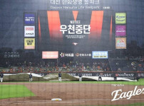 한화 강백호, 기록적 폭우로 '세계 최초 20-80' 대기록 달성 무산… 대전에서 열린 KT전 우천 취소 기사의 썸네일