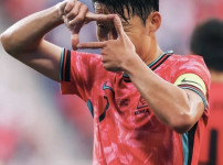 BBC가 선정한 '마지막 월드컵' 선수 명단에서 손흥민 9위 차지, 대한민국 축구의 핵심으로 자리매김 기사의 썸네일