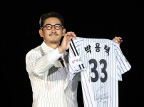 프로야구 레전드와 현역 선수의 화려한 만남…퓨처스 올스타전에서 박용택, 김재호의 시구와 박해민, 정수빈의 시… 기사의 썸네일