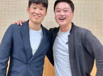 "박지성, 이영표 비판한 전북축구협회장의 시대착오적 발언 논란" 기사의 썸네일