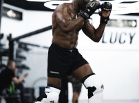 드리커스 두 플레시스에게 완패한 카마루 우스만, MMA UFC 은퇴 고려 중 기사의 썸네일