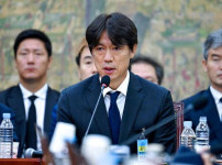 홍명보 감독, 38억 연봉설에 대해 전면 부인: "실제 수령액은 그보다 훨씬 적어" 기사의 썸네일
