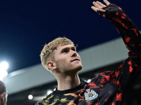 EPL 뉴캐슬, 루이스 홀과 장기 계약 체결로 맨유의 수비 강화 계획 차질 기사의 썸네일