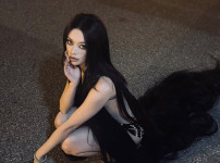 "팬과의 소통 중 사건 발생," 캣츠아이 메간, 파리 공연 중 부적절한 신체 접촉으로 불편함 호소 기사의 썸네일