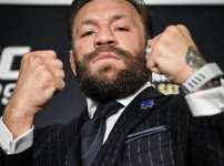맥그리거, 할로웨이의 UFC 329 중도 경기 중단에 대해 강력 비판: “전투는 끝까지 이어져야 한다!” 기사의 썸네일