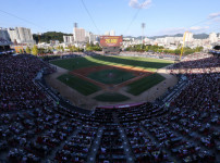 '홈 경기 관중 13% 증가, 원정 51회 매진 기록' KIA 타이거즈, KBO 리그에서 2년 연속 1,10… 기사의 썸네일