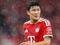 '김민재, EPL 이적설 뒤로하고 뮌헨 잔류 결정: 면담 후 재계약 협상 탄력' 기사의 썸네일