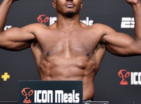 알론조 메니필드, UFC 331에서 승리한 후 드러난 전투의 흔적: 뼈가 드러난 엄지 부상으로 보여준 투혼 기사의 썸네일