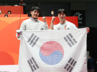 '연속 4득점의 대역전극' 오상욱, 아시안게임 사브르 개인전 2회 연속 우승…한국 펜싱, 5회 연속 금메달 … 기사의 썸네일
