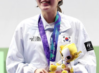 '아시아 신기록 경신' 추가은, 여자 10m 공기권총에서 금메달 획득…16년 만의 정상 복귀 기사의 썸네일