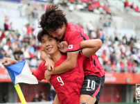 "한국, 중국을 꺾고 결승 진출: 이영준과 배준호의 헤더로 2-1 역전승, 4연패 달성 목전에" 기사의 썸네일