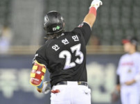 '안현민의 결승 3루타로 역전 성공' KT, KIA를 8-5로 꺾고 KBO 리그 매직넘버 '7'에 도달 기사의 썸네일