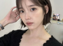 가수 아이유, '헤메스' 논란에 대해 전면 해명하며 접촉성 알레르기 문제와 팬들의 불만 해소에 나서다 기사의 썸네일