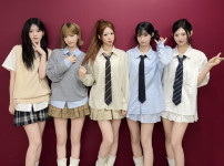 리센느 소속사, '조공 논란' 해명하며 오해 해소 시도… 팬들의 인이어 제안으로 새로운 시작 기사의 썸네일