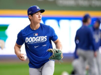 "168억 계약에도 PS 명단 제외된 김혜성, 다저스 구단 사장은 예상 밖의 발언으로 화제" 기사의 썸네일