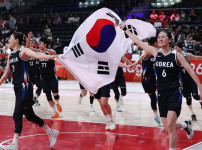 12년 만의 금메달, 여자농구 태극낭자에 WKBL이 1억 5000만원의 파격 포상금 지급 결정 기사의 썸네일