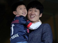 박지성, "이강인, 한국 축구 역사상 최고의 기술자" 평가하며 아틀레티코 마드리드에서의 새로운 도전 주목 기사의 썸네일