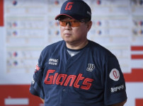 "24억 투자에도 불구하고 7·7·7위 기록… 롯데, 9년 연속 포스트시즌 실패로 김태형 감독 교체설까지 대… 기사의 썸네일
