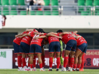"금메달로 면제 받았지만..." 정작 김천상무의 강등, 한국 축구의 아이러니한 현실 드러나다 기사의 썸네일
