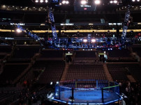 MMA UFC 에드먼턴 대회에서 발생한 역대급 KO 장면과 경기장 밖 경찰 진압 사태가 화제가 되고 있습니다… 기사의 썸네일