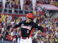 '145미터 거대 홈런으로 뜨거운 화력 발휘한 김도영, KIA가 LG를 스윕하며 23년 만에 포스트시즌 진출… 기사의 썸네일
