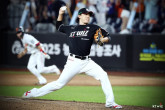 정규리그 1위 달성한 KT, 베테랑 투수 최동환·조이현 포함한 10명 선수 방출로 본격적인 팀 정비 시작 뉴스기사 썸네일