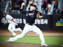 정규리그 1위 달성한 KT, 베테랑 투수 최동환·조이현 포함한 10명 선수 방출로 본격적인 팀 정비 시작 기사의 썸네일